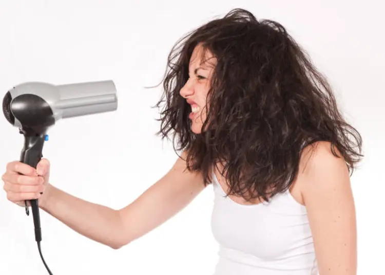 Stop Salah Pakai! Simak 5 Kesalahan Umum Saat Menggunakan Hair Dryer yang Justru Merusak Rambut