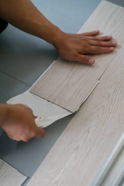 Cara Pasang Vinyl Lantai Stiker Sendiri di Rumah, Praktis & Hemat!
