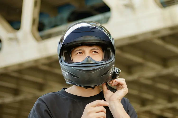 Bukan Buat Gaya, Ini Fungsi Penting Headset Helm untuk Pengendara Motor