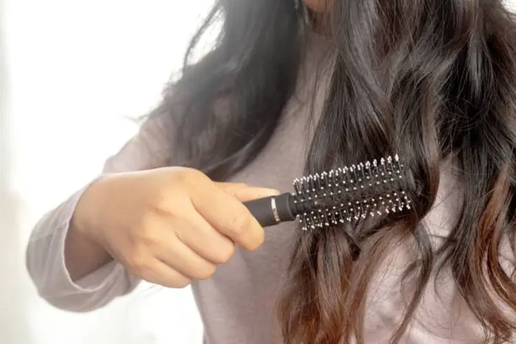 7 Cara Menggunakan Sisir Blow Rambut agar Bervolume dan Rapi