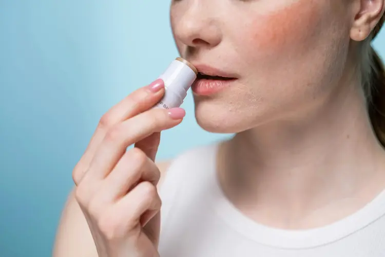 Hati-hati, Sinar Matahari Juga Bikin Bibir Rusak! Ini Solusinya