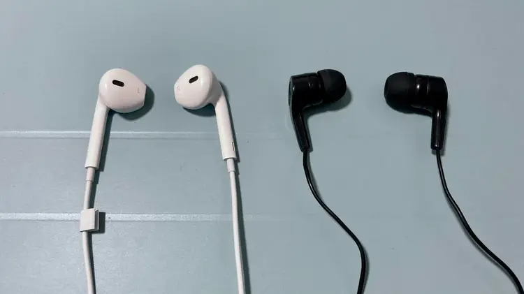 In-Ear atau Earbuds? Bongkar Perbedaan Kualitas Audio & Kenyamanan Earphone Kabel