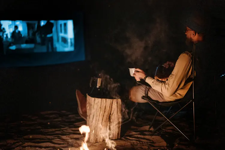 Ubah Malam Biasa Jadi Seru, Nonton Film Lebih Puas Pakai Proyektor