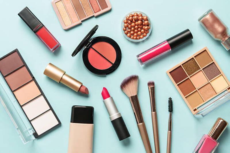 produk-kecantikan-dengan-latar-belakang-biru.jpg (612×408)