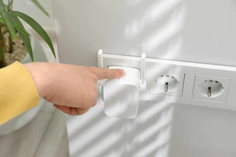wanita-menyalakan-repeater-wi-fi-nirkabel-di-dalam-ruangan-closeup.jpg (612×408)