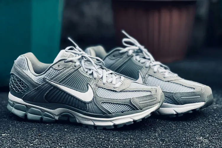 Kembalinya Gaya Futuristi, Pesona Sepatu Silver Grey di Street Style Global