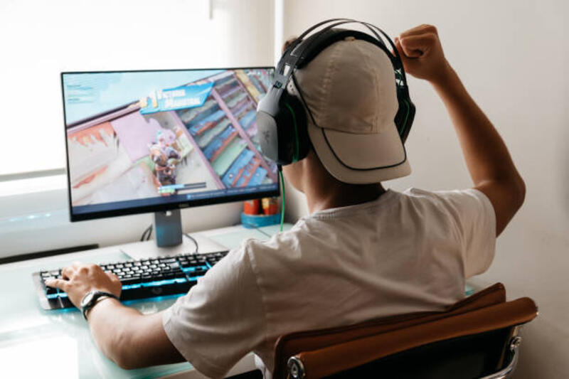 remaja bermain video game fortnite di pc - gaming headphone potret stok, foto, & gambar bebas royalti
