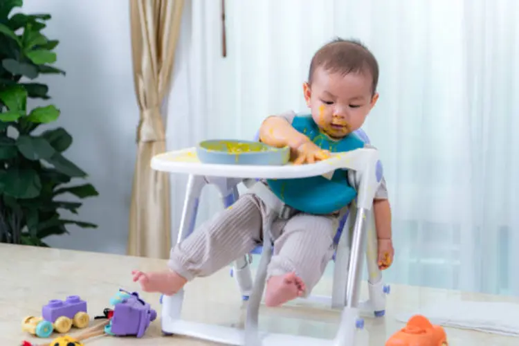 7 Aktivitas Edukatif yang Bisa Dilakukan Bayi Saat Duduk di Kursi Makan