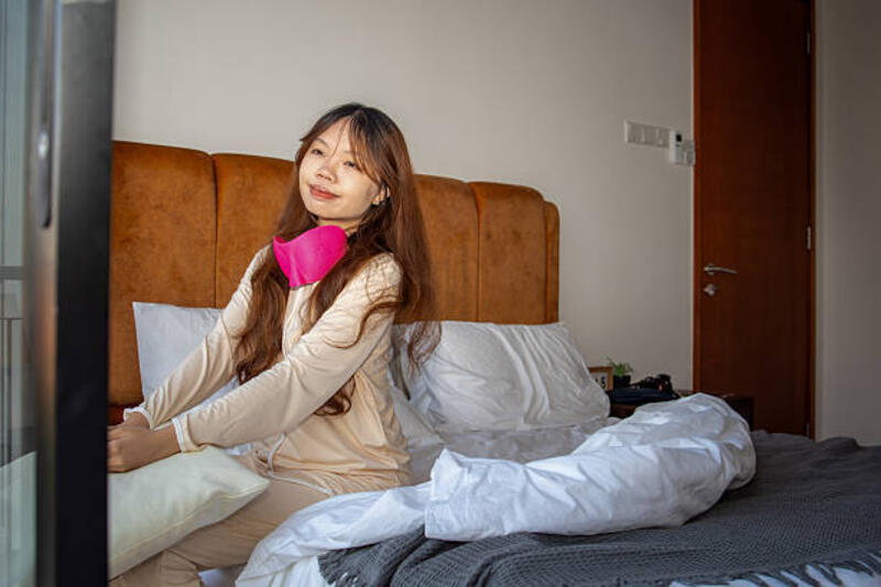 momen terbangun, wanita baru saja bangun - tidur pakai piyama potret stok, foto, &amp; gambar bebas royalti