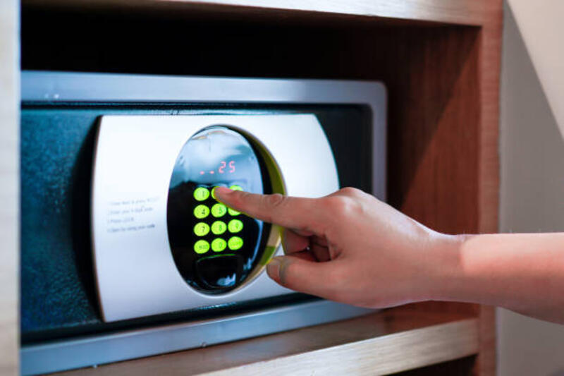 Brankas di hotel dengan kata sandi