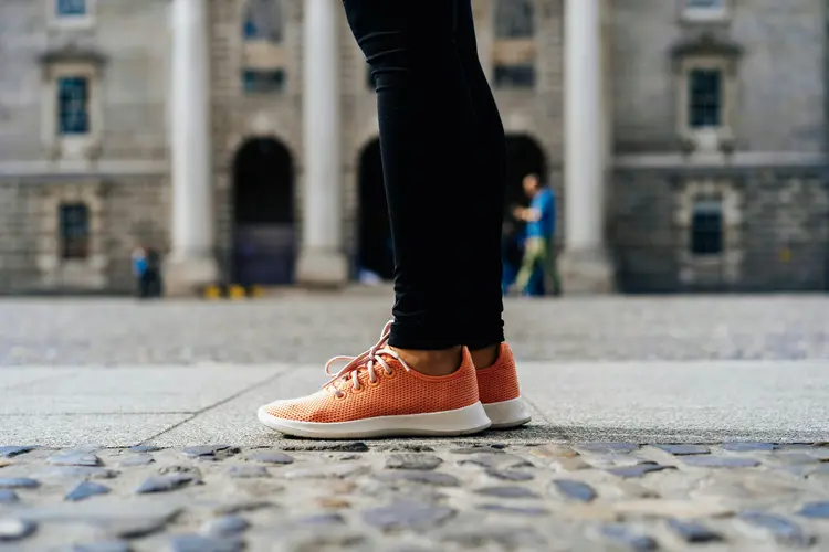 Beda Walking Shoes vs Running Shoes Biar Kamu Nggak Salah Pilih