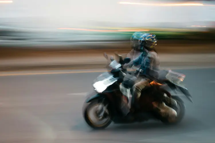 Aman di Jalan! Rahasia TWS Semi In-Ear yang Bikin Musik Jalan Terus, Klakson Tetap Terdengar
