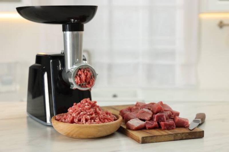 penggiling-daging-listrik-dengan-daging-sapi-di-atas-meja-marmer-putih-di-dapur.jpg (612×408)