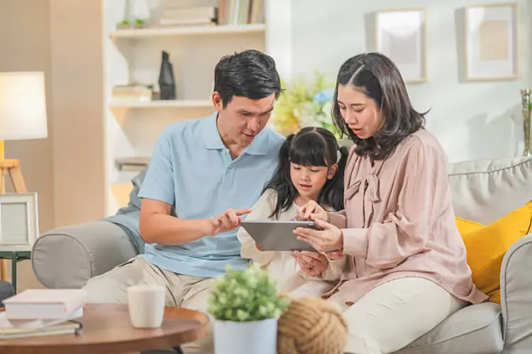 10 Tips Dampingi Anak Main Tablet Edukasi, Orang Tua Catat Ya!