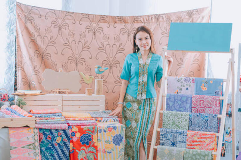 potret-wanita-cantik-asal-cina-malaysia-di-depan-toko-ritel-koleksi-tekstil-kain-batiknya.jpg (612×407)