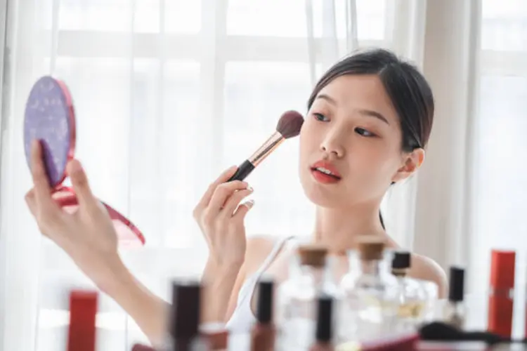 Mau Makeup Fresh Natural untuk Kulit Kusam? Ini Rahasianya