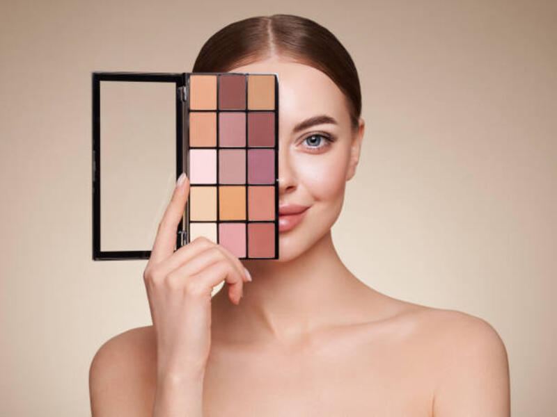 kecantikan wanita dengan palet makeup eye shadow - eye shadow potret stok, foto, &amp; gambar bebas royalti