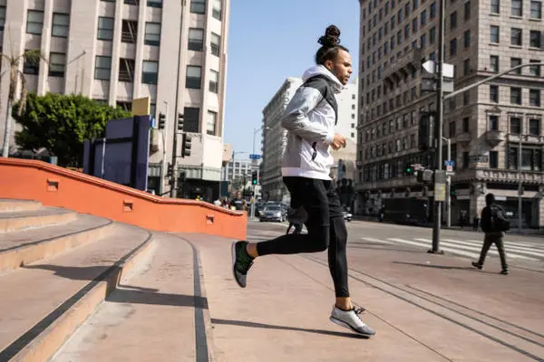 Cara Tetap Waspada Saat Olahraga di Jalan Walau Pakai Headset