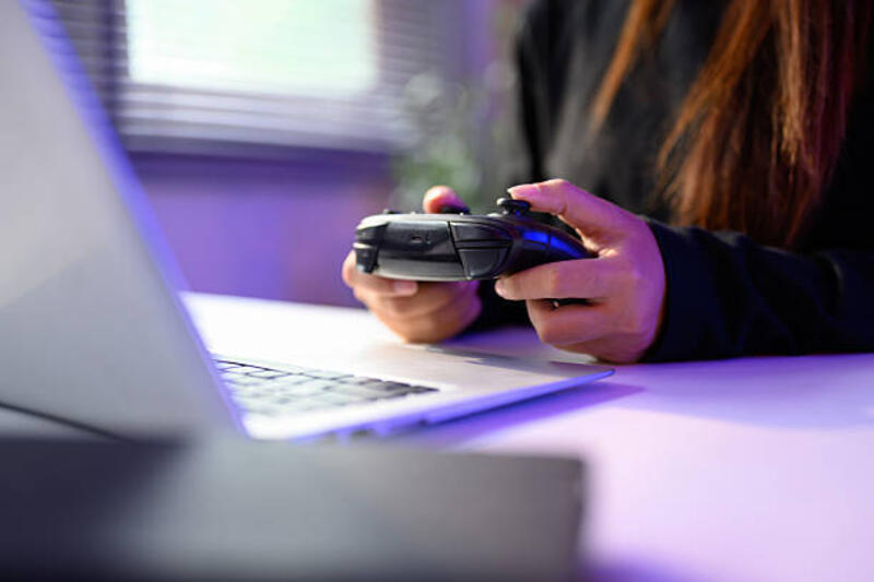 close-up-gamer-memegang-pengontrol-konsol-saat-bermain-di-laptop.jpg (612×408)