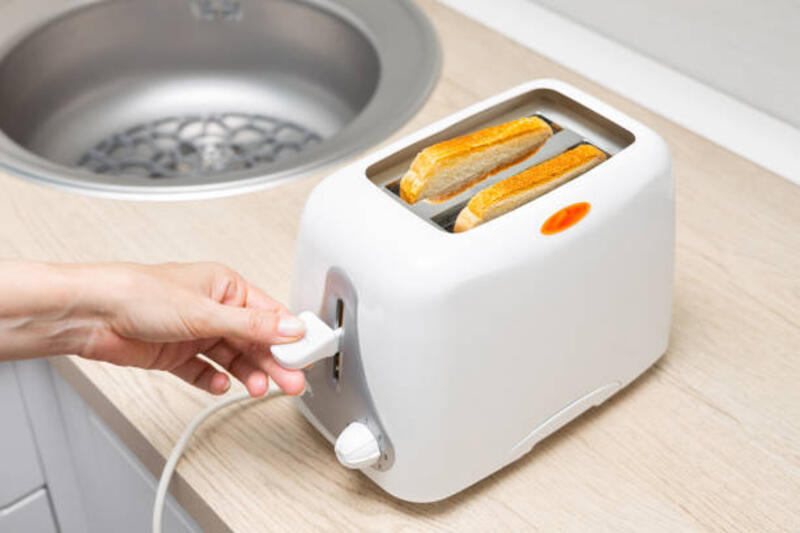 housewife-frying-bread-in-a-toaster-in-the-kitchen.jpg (612×408)
