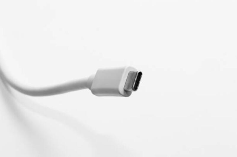 Kabel Putih dengan Koneksi USB-C