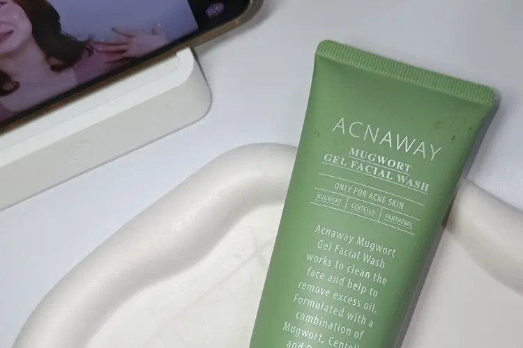 Review Acnaway Mugwort Gel Facial Wash: Sabun Wajah Lembut untuk Kulit Berjerawat
