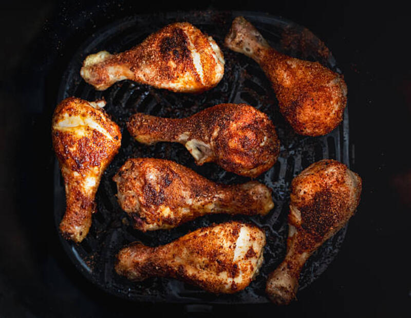 top-view-close-up-of-chicken-leg-drumsticks-cooked-in-air-fryer.jpg (612×474)