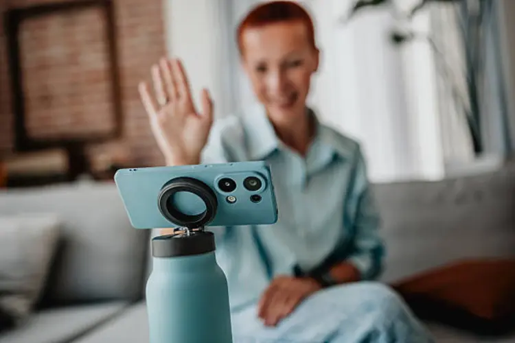 Kecil-Kecil Cabe Rawit! Phone Holder Vakum Jadi Partner Traveling Terbaik