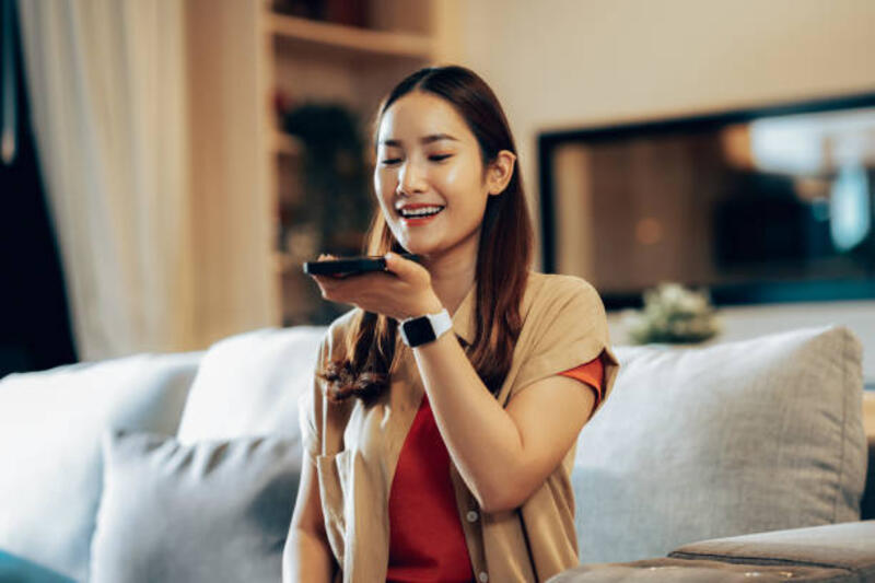 wanita-terlibat-dengan-fitur-perintah-suara-di-smartphone-di-rumah-modern.jpg (612×408)