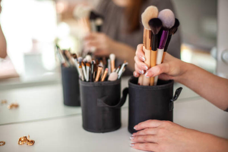 wanita-tangan-mengambil-makeup-brush-set-dari-laci-meja-rias.jpg (612×408)