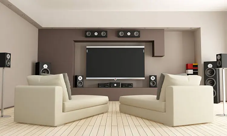Soundbar vs Speaker Aktif, Mana yang Lebih Pas Buat Ruangan Home Theater?