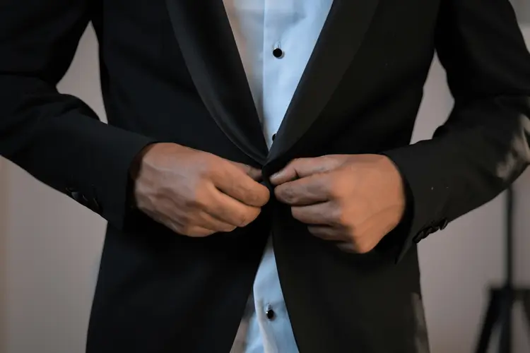 Gak Harus Pakai Kemeja! 7 Trik Tampil Keren dengan Blazer Pria di Berbagai Acara