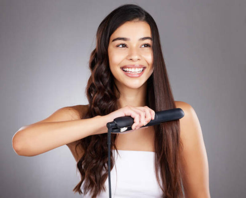 wanita perawatan rambut, studio dan setrika datar dengan senyum, senang untuk kosmetik perawatan diri dengan latar belakang. model, rambut dan salon dengan kebahagiaan, estetika dan produk untuk kecantikan, kebugaran bersinar atau kesehatan - hair straightener potret stok, foto, &amp; gambar bebas royalti