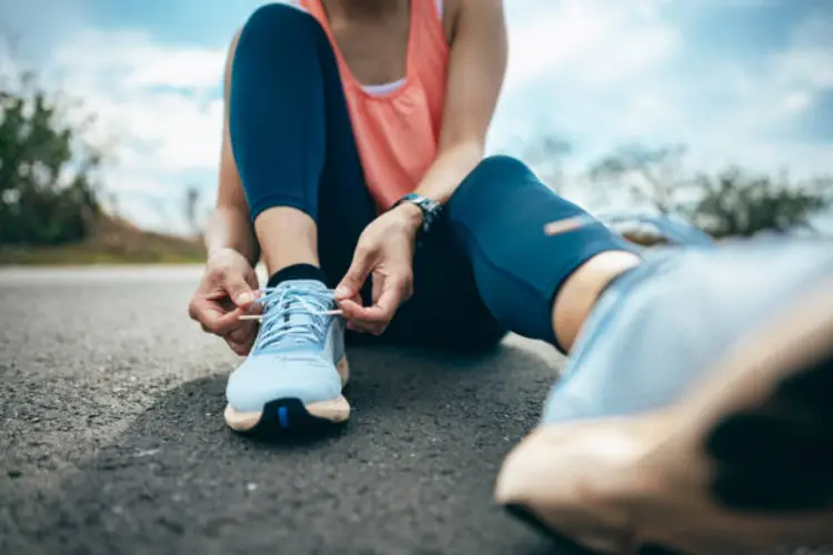 5 Tips Memilih Sepatu Sneakers Olahraga Wanita Sesuai Bentuk Kaki