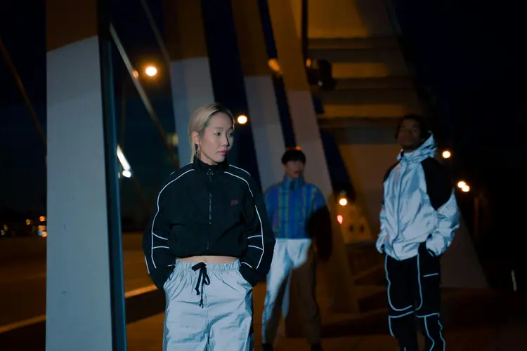 5 Inspirasi Outfit dengan Track Jacket, Bikin Gaya Makin Keren