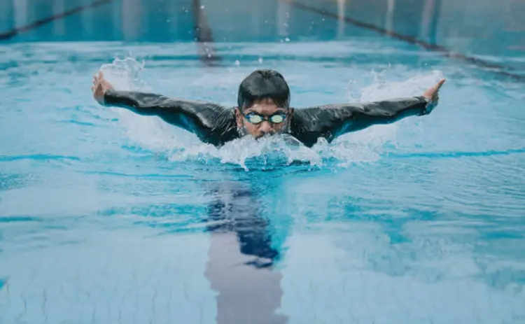Biar Nyaman, Ini 7 Tips Memilih Baju Renang Pria untuk Olahraga Rutin Kamu
