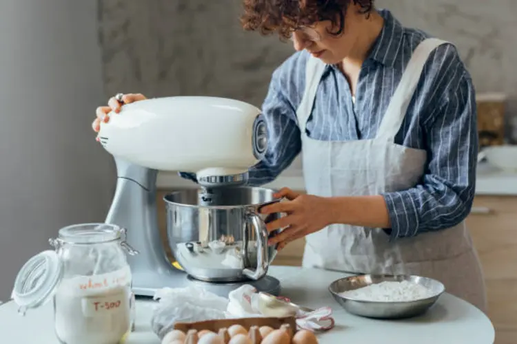Nggak Cuma Buat Adonan! Ini Dia Fungsi-Fungsi Stand Mixer yang Mungkin Belum Kamu Tahu
