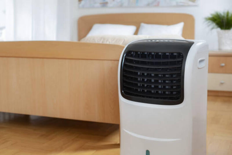 ac seluler portabel berdiri di kamar tidur di ruang fotokopi rumah - portable ac potret stok, foto, &amp; gambar bebas royalti