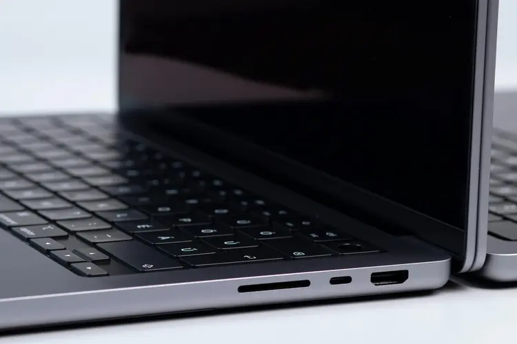 Bisa Cas MacBook di Jalan? Mengenal Car Charger High Power untuk Kaum Profesional