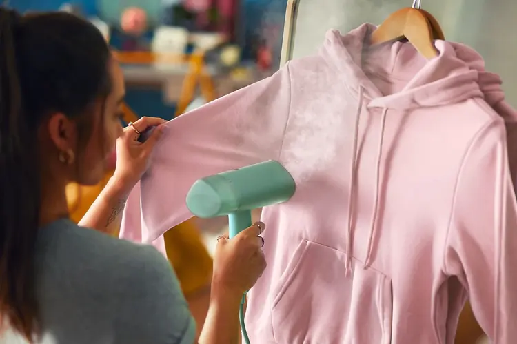 Hanya 5 Menit! Baju Jadi Rapi dengan Setrika Uap Portable