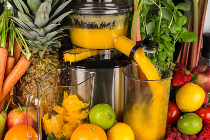 juicer-lambat-di-dapur-dengan-banyak-buah-dan-sayuran-jeruk-vitamin-jus-latar-belakang-konsep.jpg (612×408)