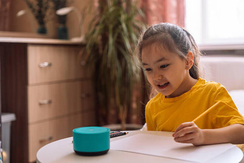 anak-menggambar-di-meja-dan-berbicara-dengan-speaker-pintar-biru.jpg (612×408)