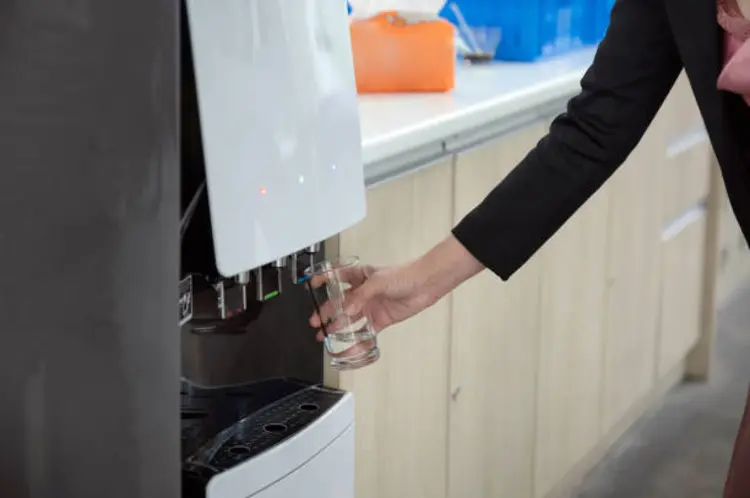 Bebas Angkat Berat, Inilah Keunggulan Dispenser Galon Bawah