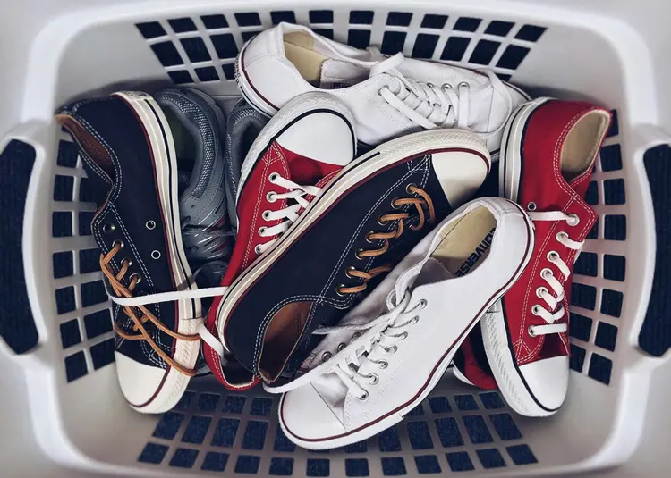 Sepatu Sneakers Kusam? Begini Cara Balikin Kinclongnya!