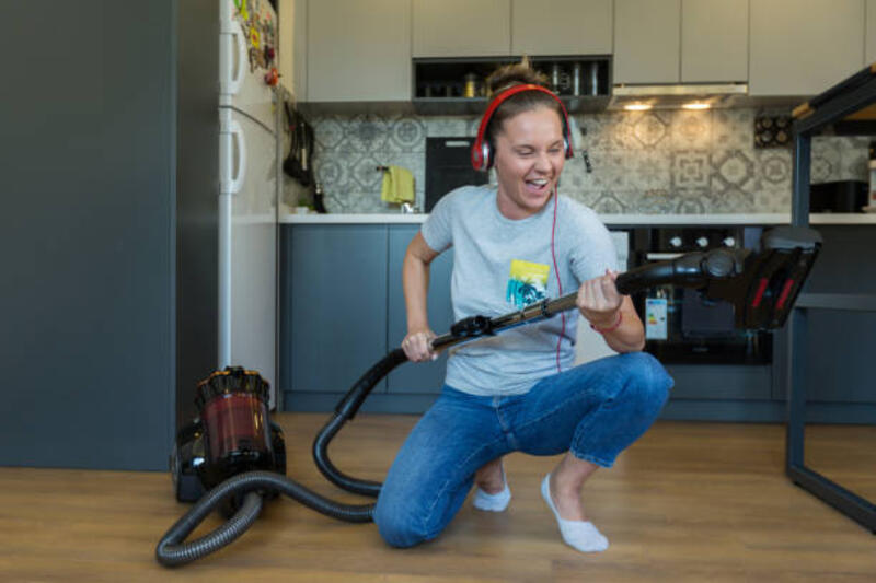 gadis bahagia dengan penyedot debu - mini vacuum cleaner potret stok, foto, &amp; gambar bebas royalti