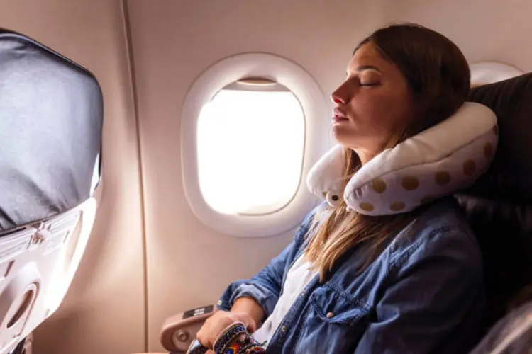 Apakah Pakai Bantal Leher Ngaruh ke Kenyamanan Tidur?