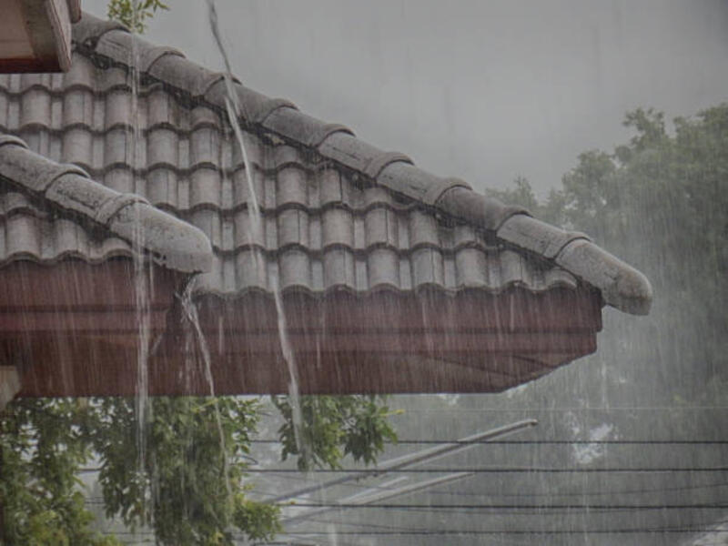 air jatuh dari atap saat hujan badai - atap rumah hujan potret stok, foto, &amp; gambar bebas royalti