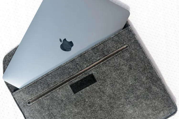 Jangan Tunggu Layar Retak! Ini Alasan Anak Kereta Wajib Pakai Soft Case Laptop Premium