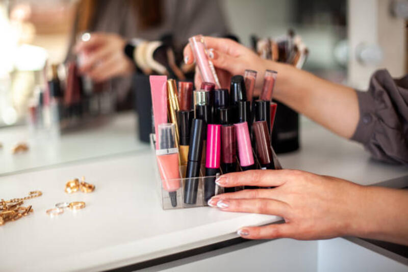 wanita-muda-dengan-rapi-mengatur-lipstiknya-lip-gloss-di-penyimpanan-makeup-di-rumah.jpg (612×408)