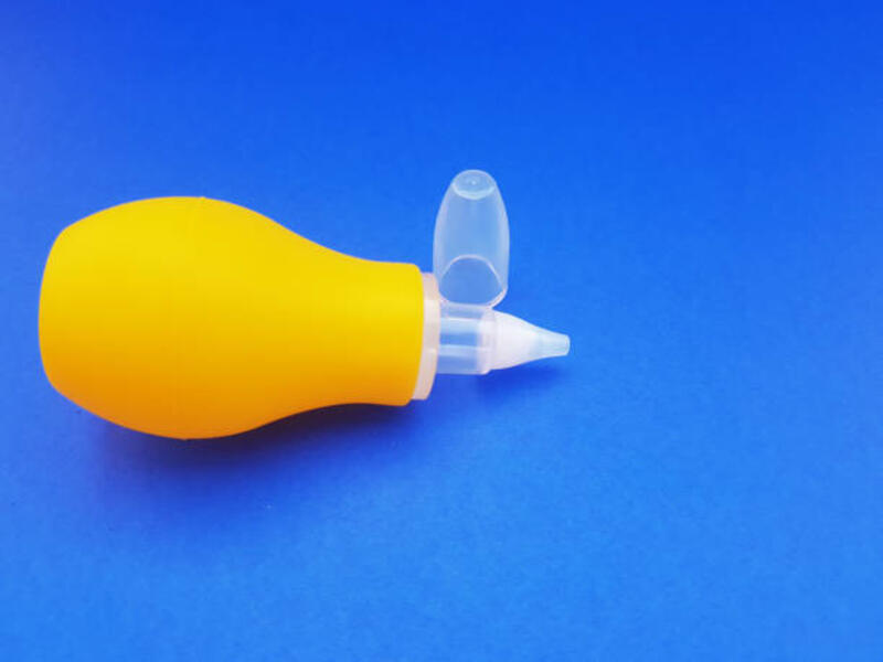aspirator, alat untuk menghisap ingus bayi - baby nasal aspirator potret stok, foto, &amp; gambar bebas royalti